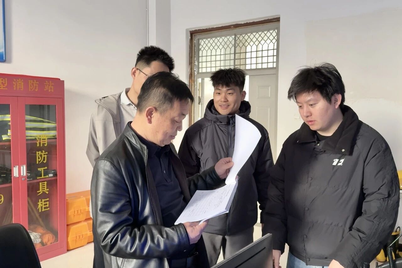 校领导带队开展开学前校园安全大检查