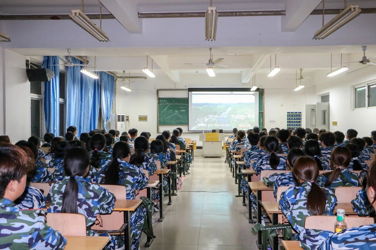 赓续长征精神 笃行青春征途｜学院组织2026级新生集中观看《开学第一课》