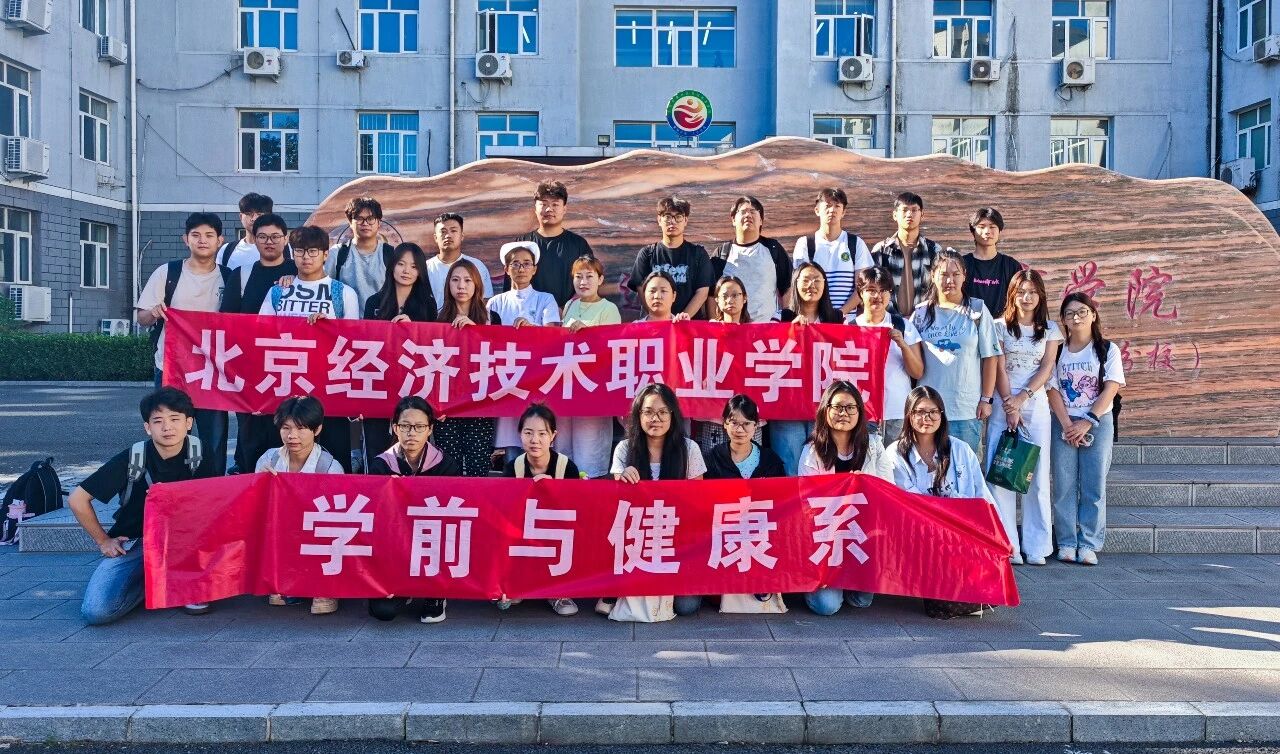 奔赴临床一线！学院2025级护理专业学子赴潞河医院开展联合培养