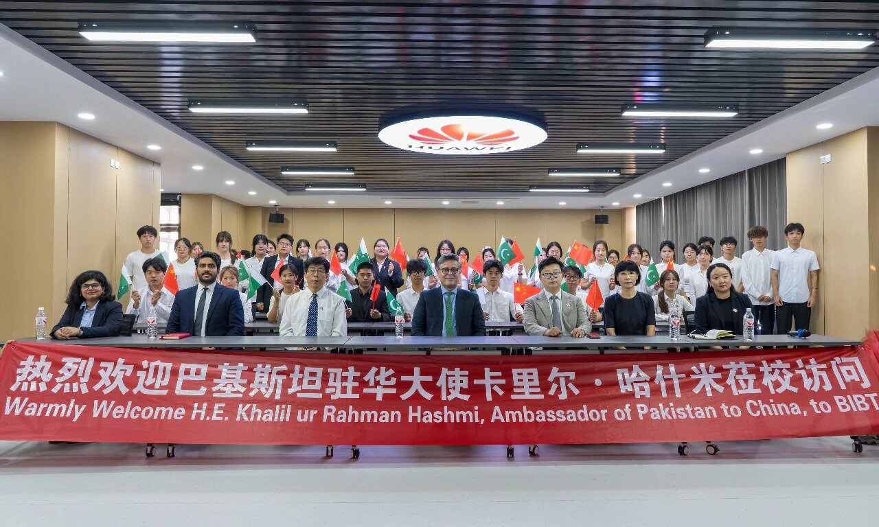 巴基斯坦驻华大使卡里尔·哈什米一行到访北京经济技术职业学院