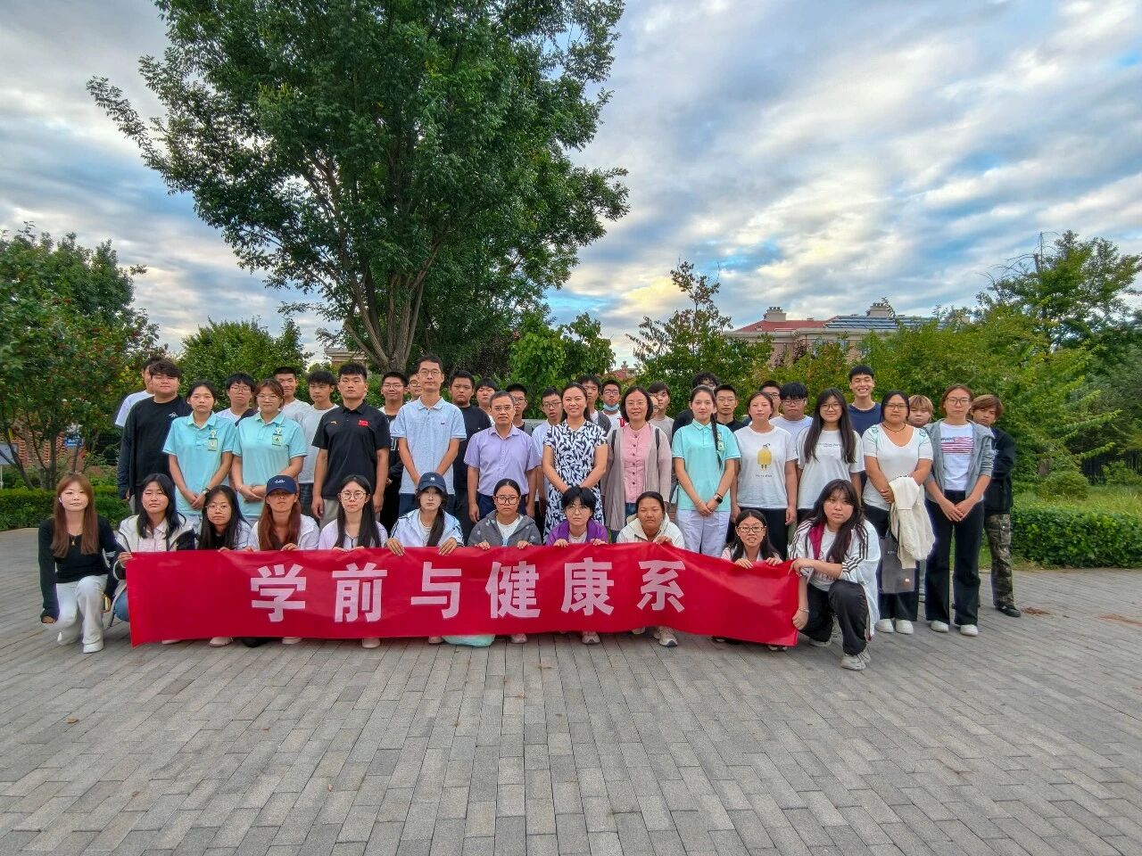 企业院长当老师！大一新生走进高端养老社区