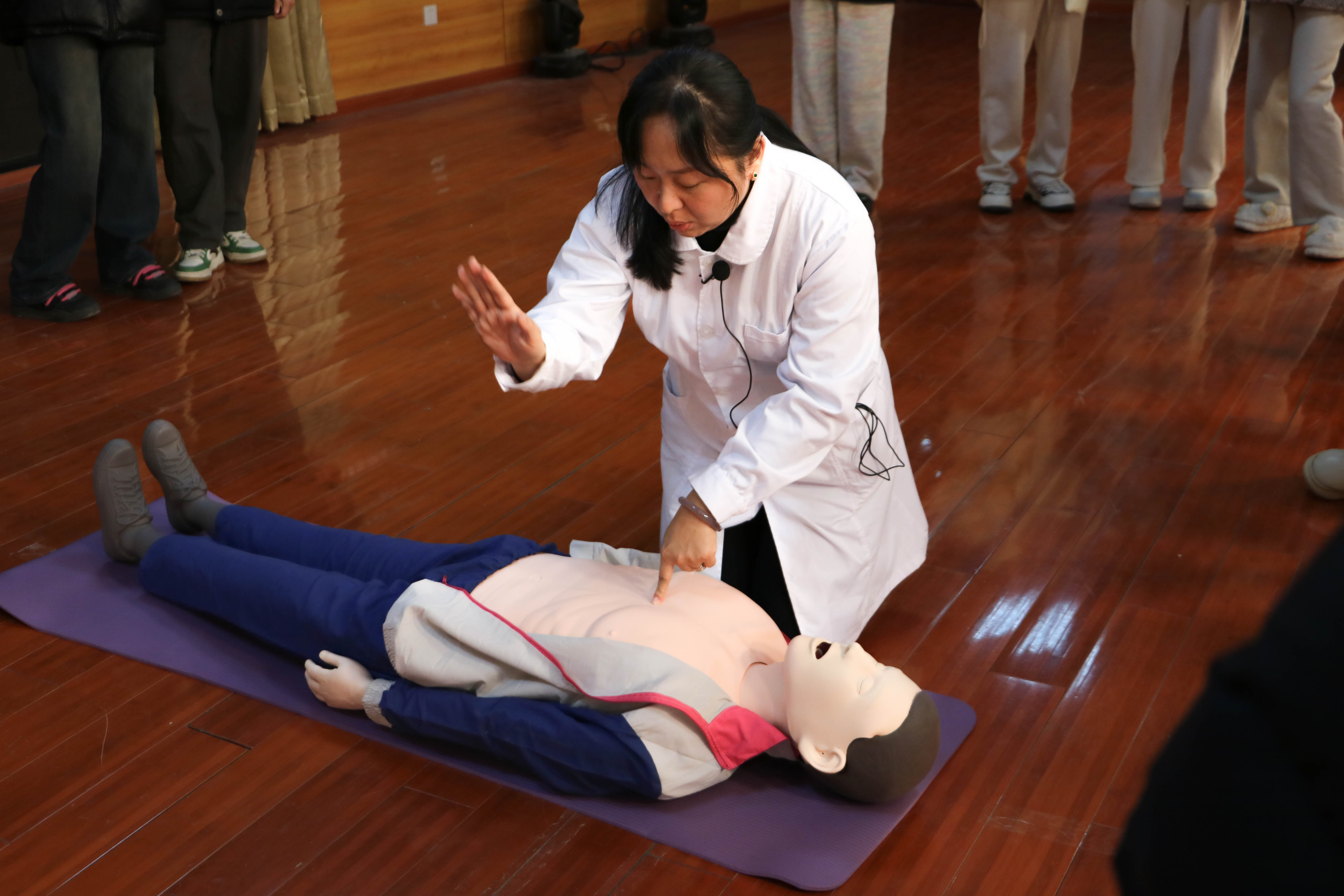 安全技能训练“救”在身边|北京经济技术职业学院开展急救技术培训课程